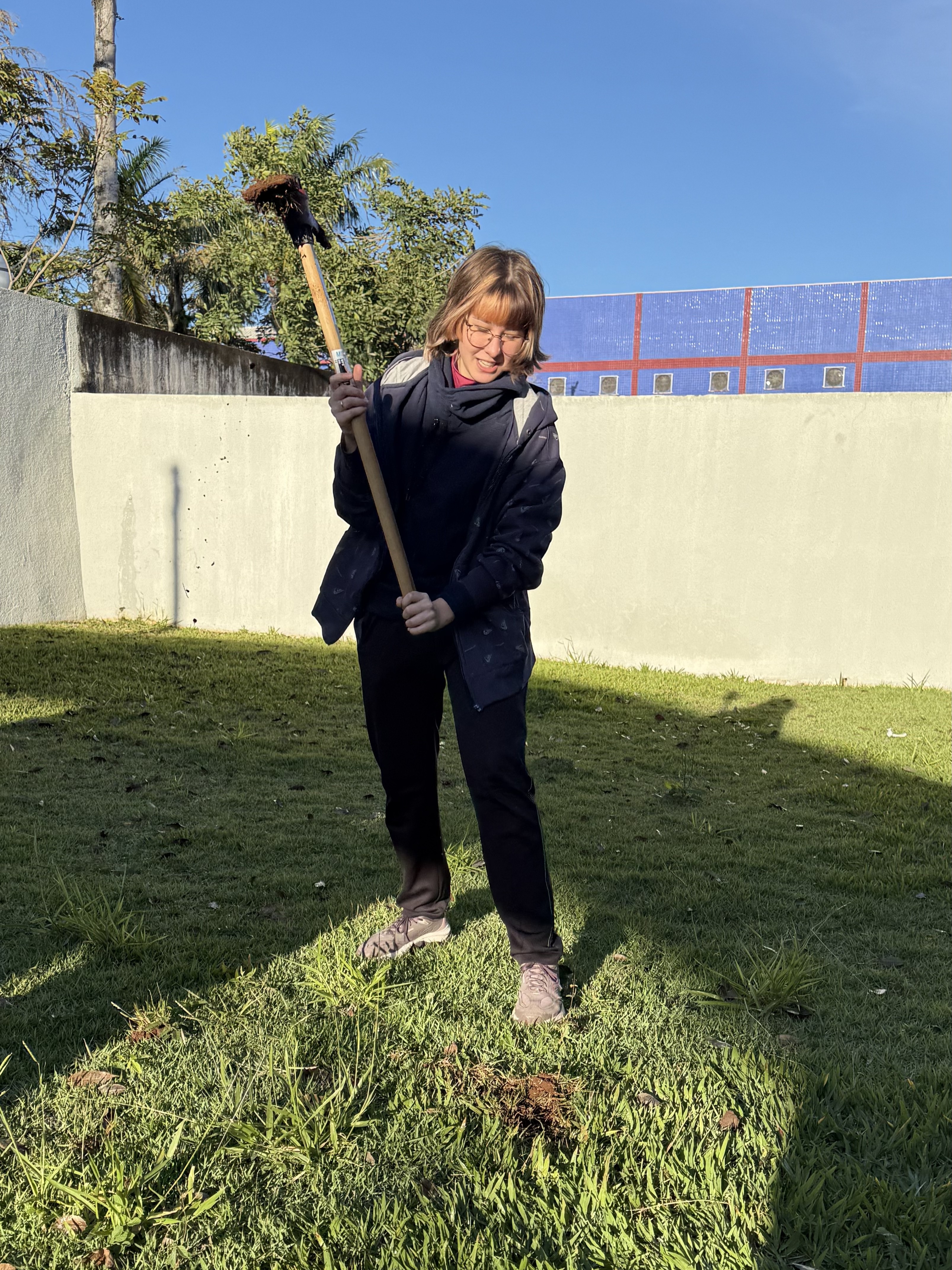 Luísa cavando buraco