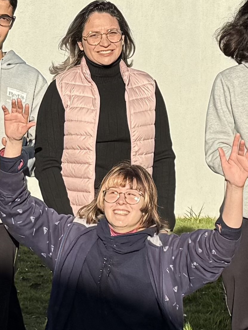 Luísa com os braços apertos